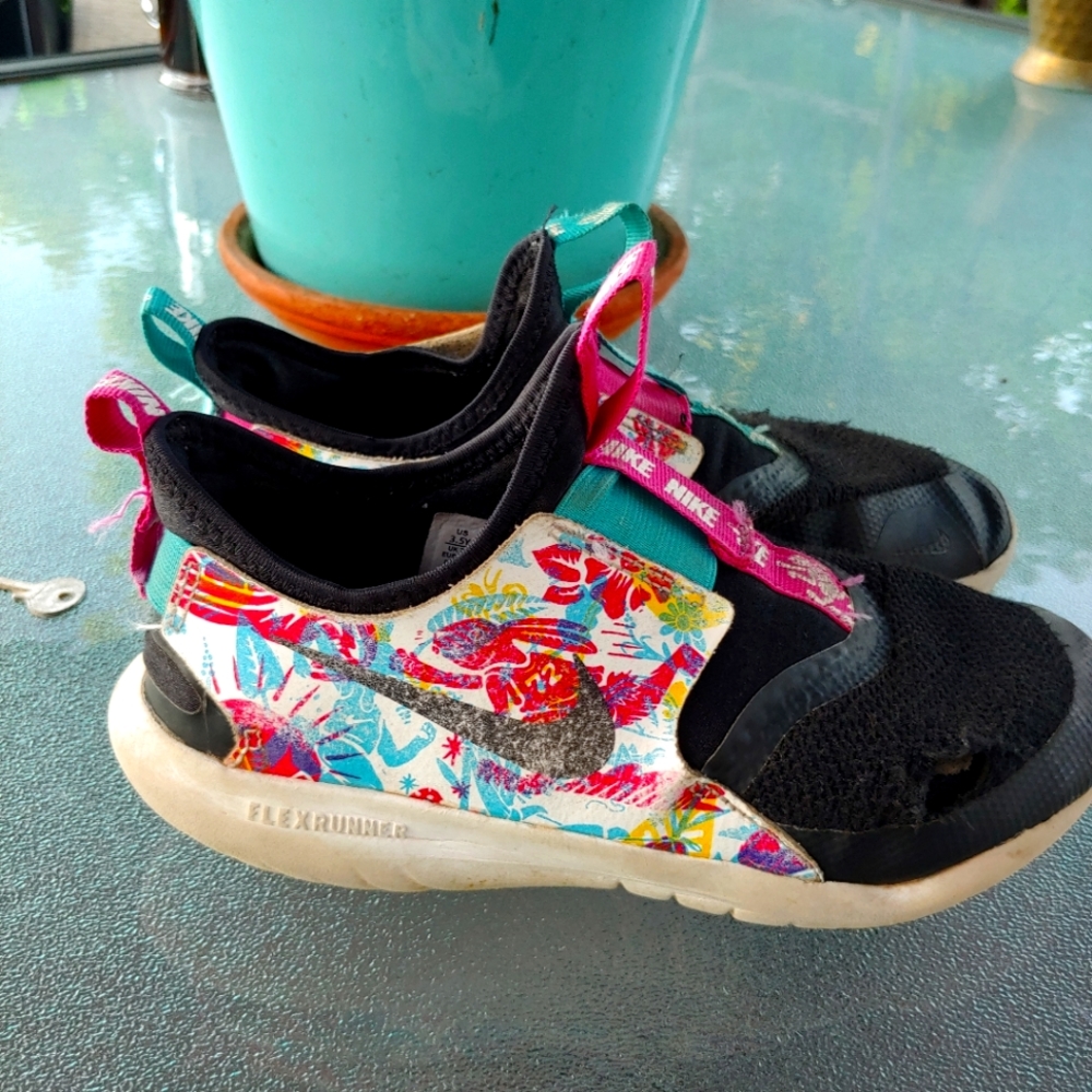 Nike • Flex Runner Fable CJ2084-001 Black Floral Running Shoes Youth Girl 3.5Y